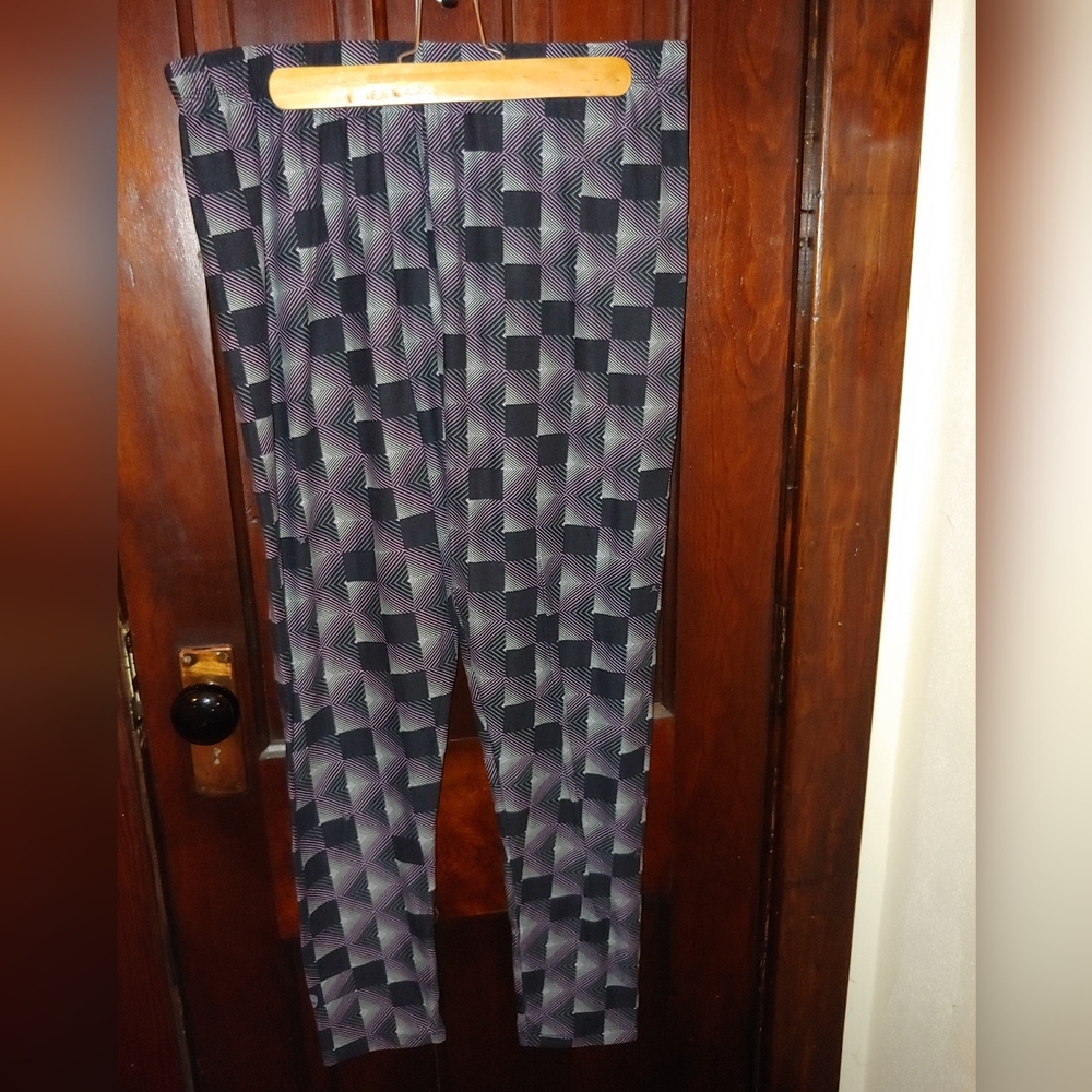 SweetLegs pink and white geo pattern basic leggings. Plus2 size.